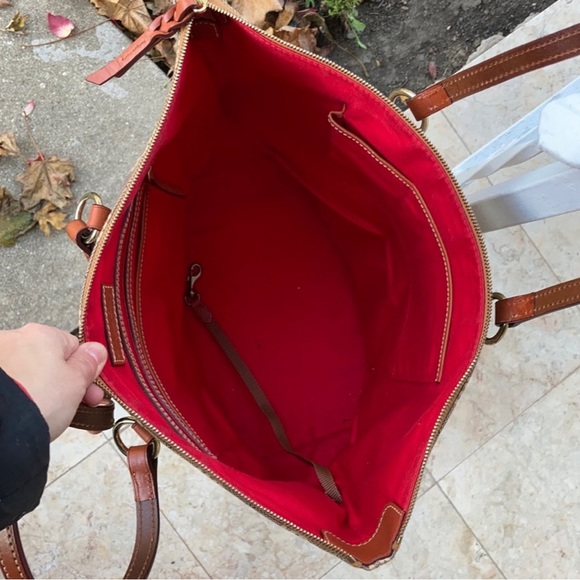 Beautiful & classic dooney bourke tote bag red interior - Picture 2 of 4